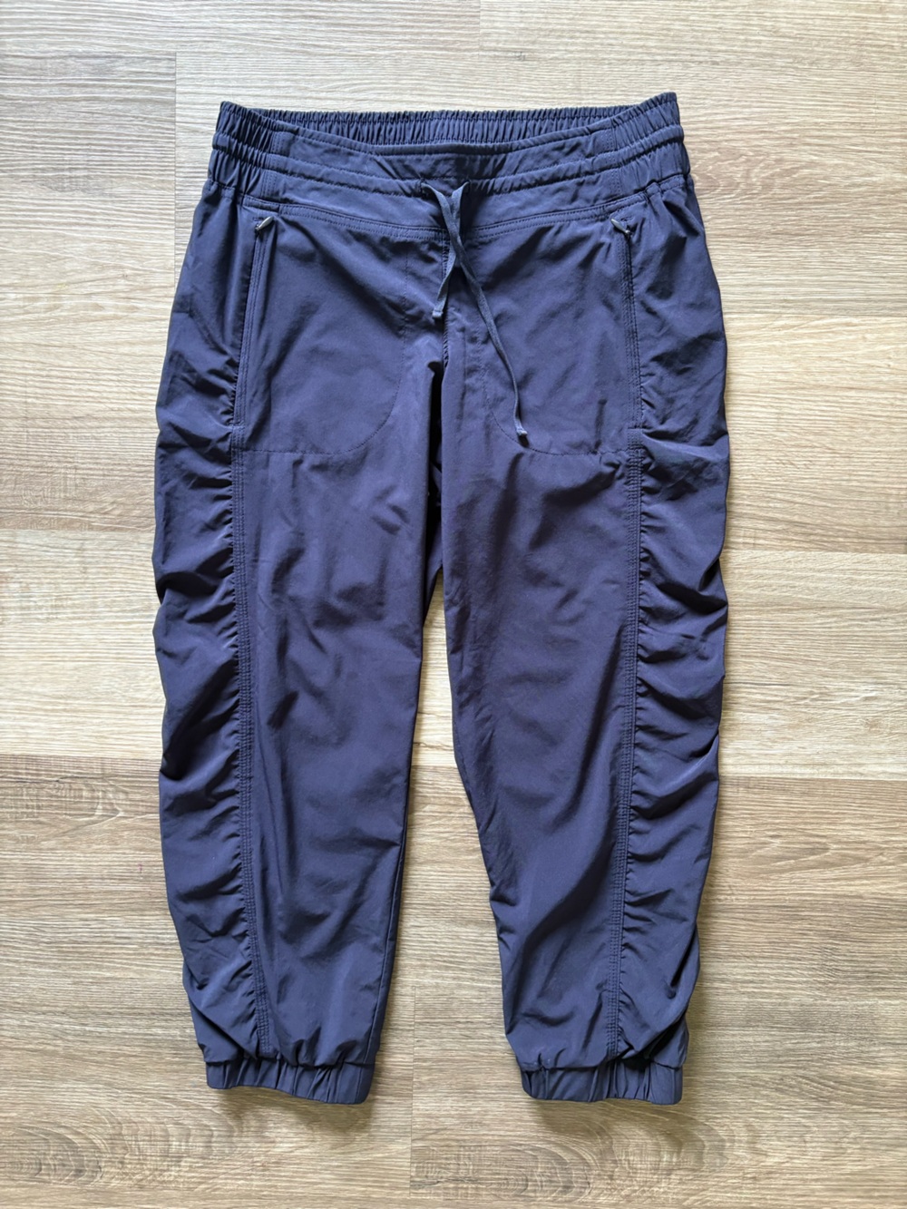 Athleta La Viva Capri Pants Navy Blue Ruched Crop Joggers Size 2 (Inseam 22")